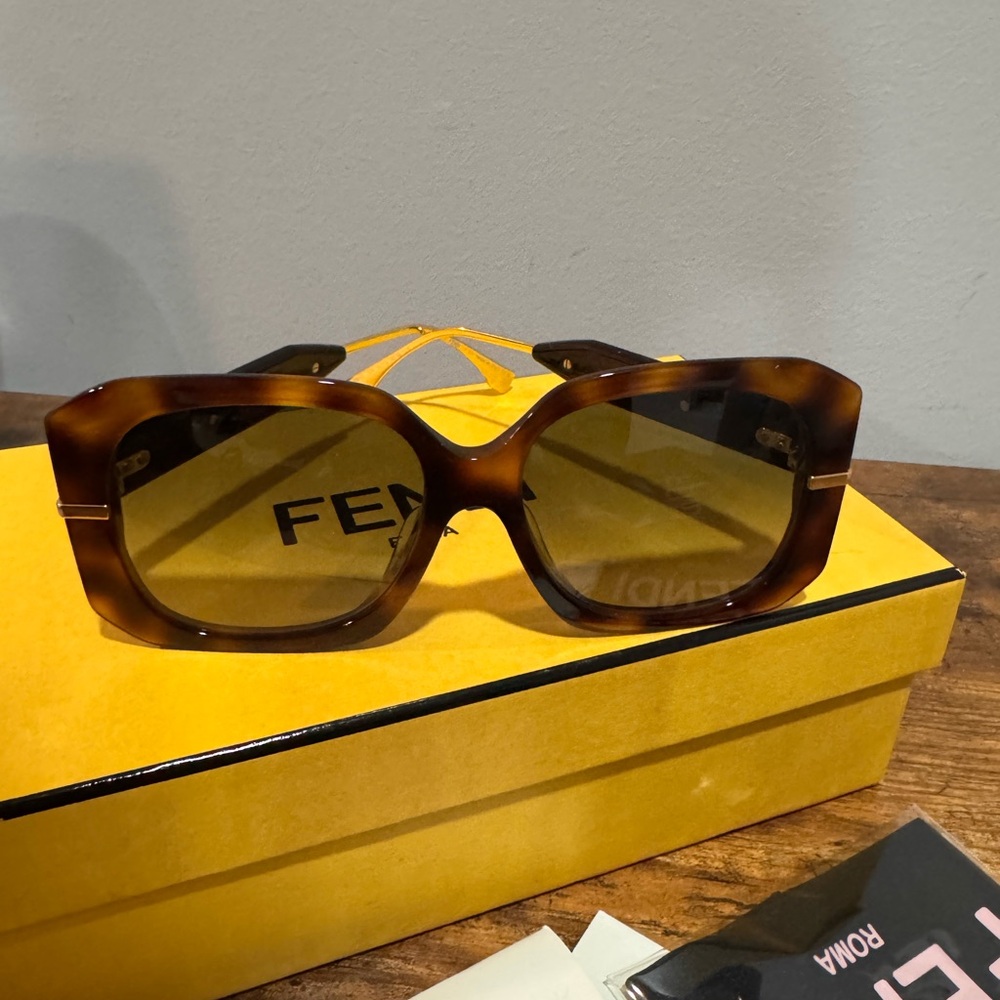 Fendi Brown Tortoise Sunglasses brand new with the box and case - Picture 3 of 4